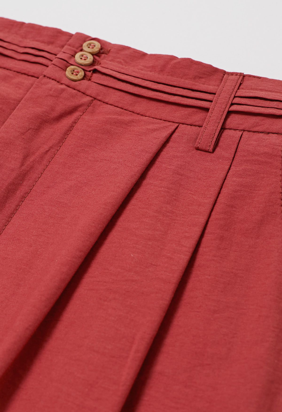 Pantalones anchos con detalle de pinzas en rojo