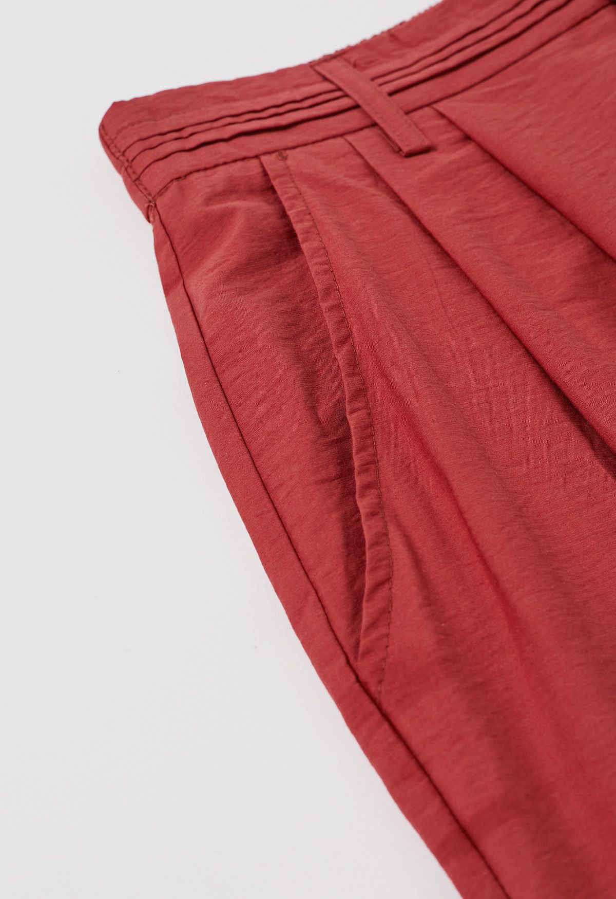 Pantalones anchos con detalle de pinzas en rojo