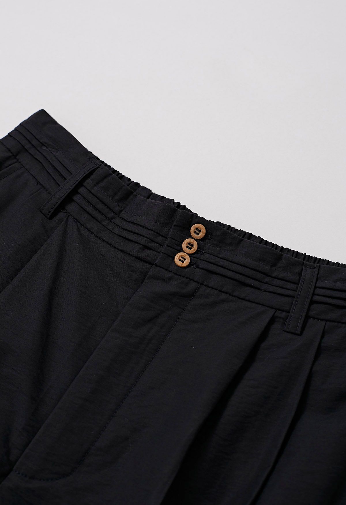 Pantalones anchos con detalle de pinzas en negro