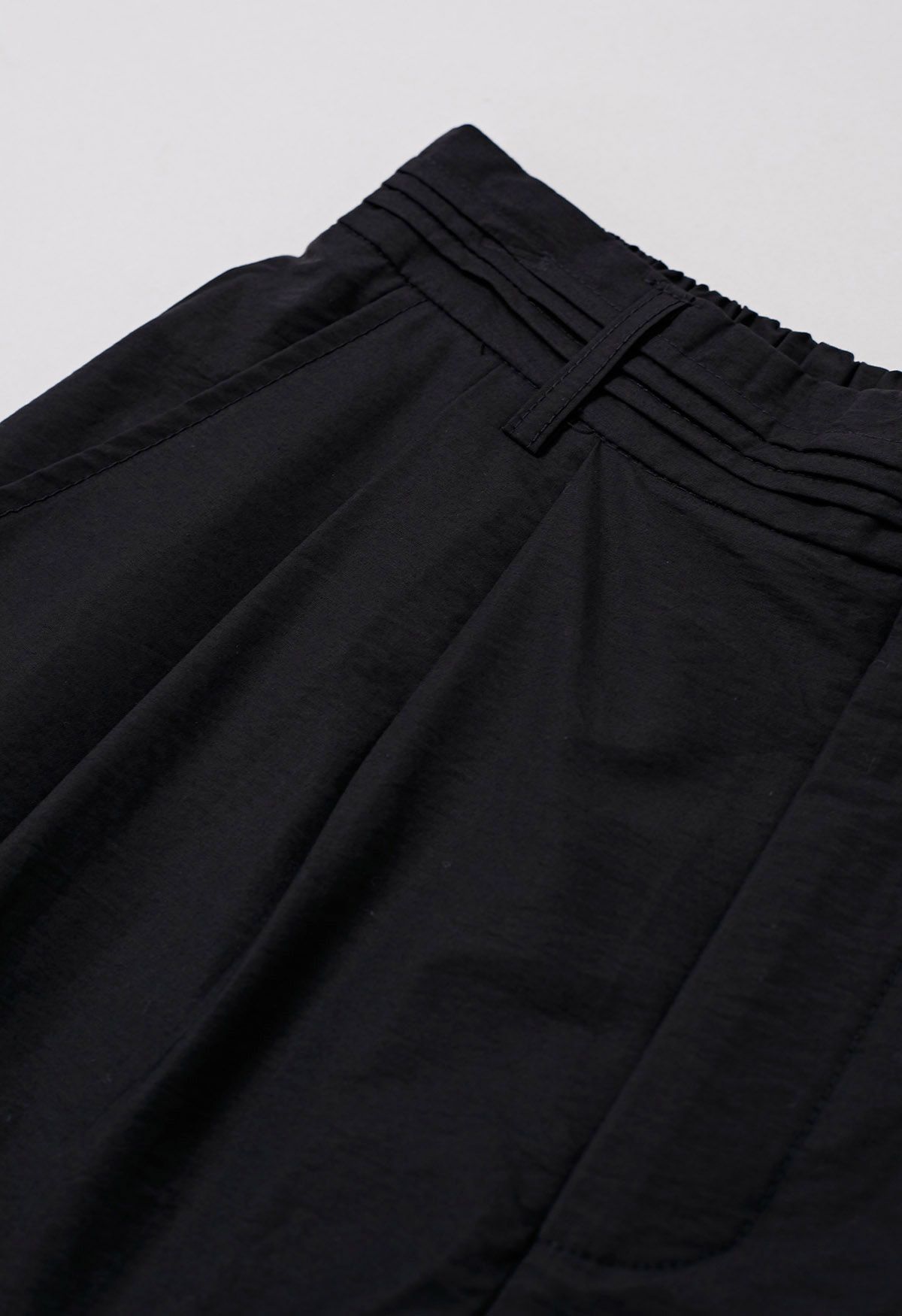 Pantalones anchos con detalle de pinzas en negro