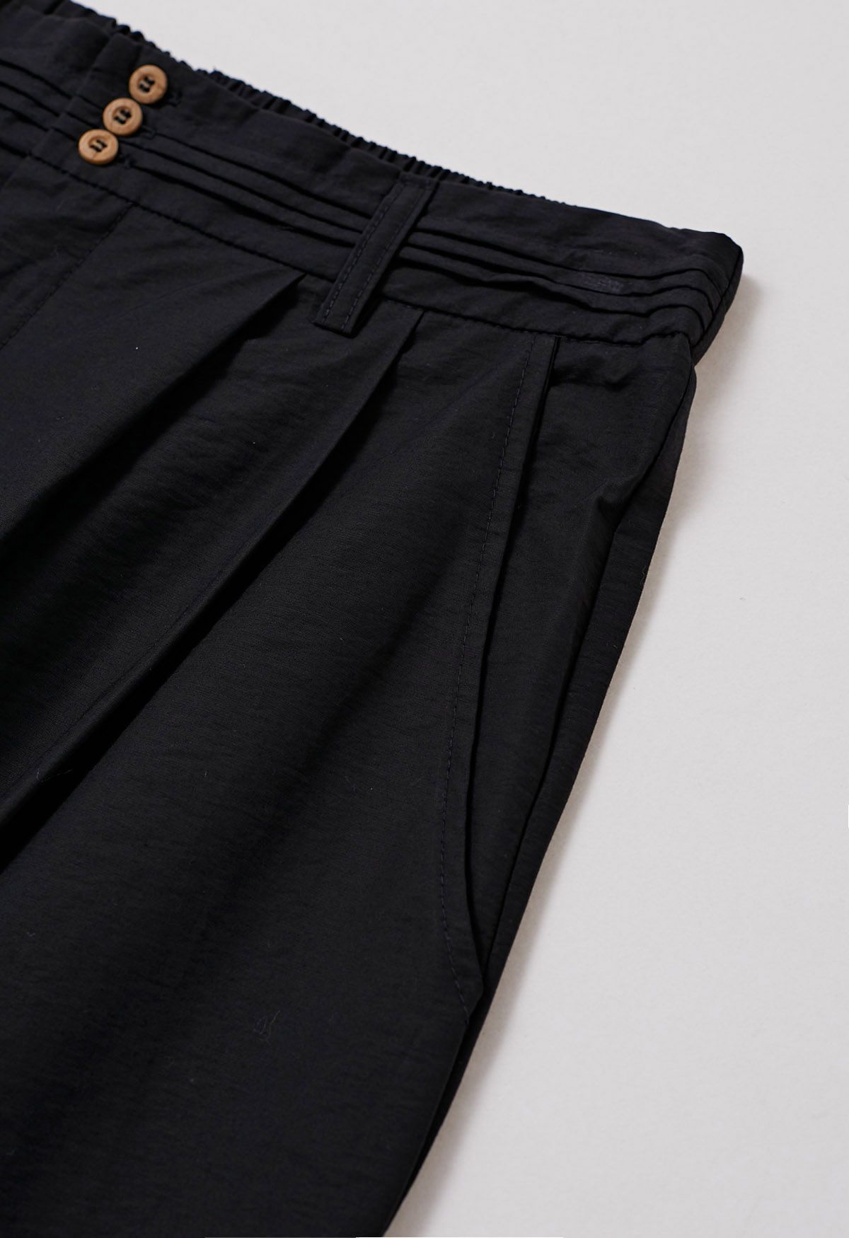 Pantalones anchos con detalle de pinzas en negro