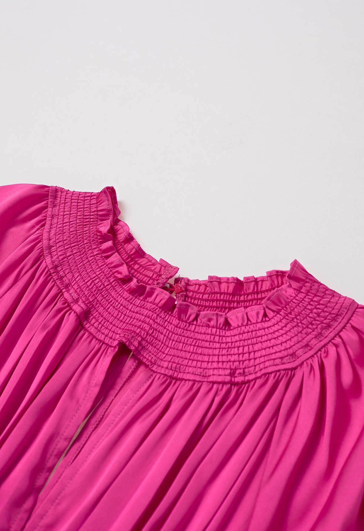 Vestido asimétrico plisado con detalle fruncido y aberturas en rosa intenso