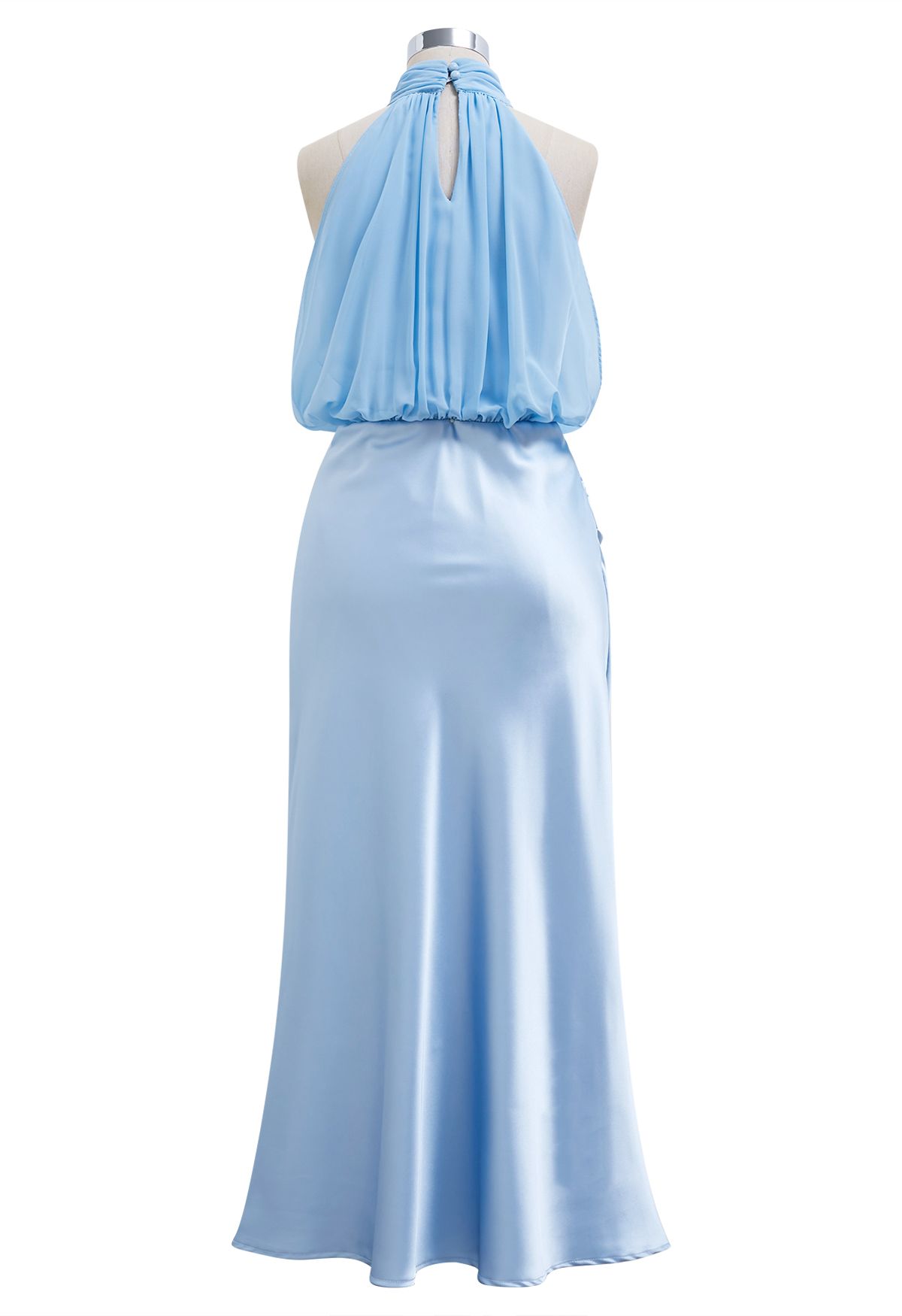 Elegante vestido de satén con empalme de gasa con cuello halter en azul