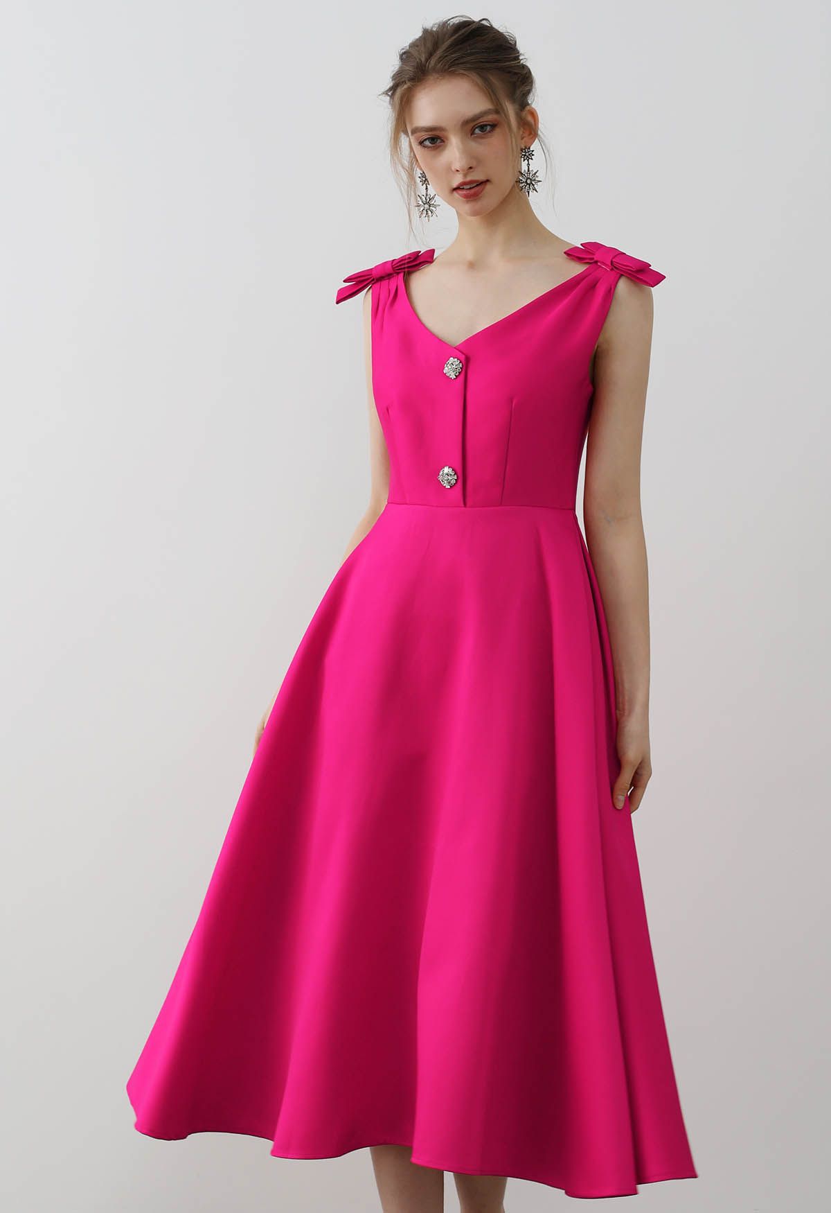 Vestido midi con botones de circonio y hombros con lazo en magenta