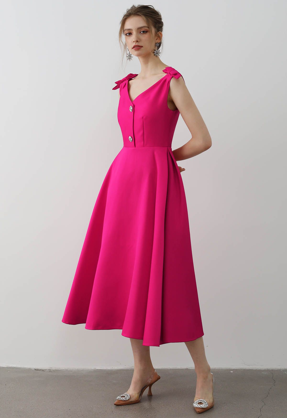 Vestido midi con botones de circonio y hombros con lazo en magenta