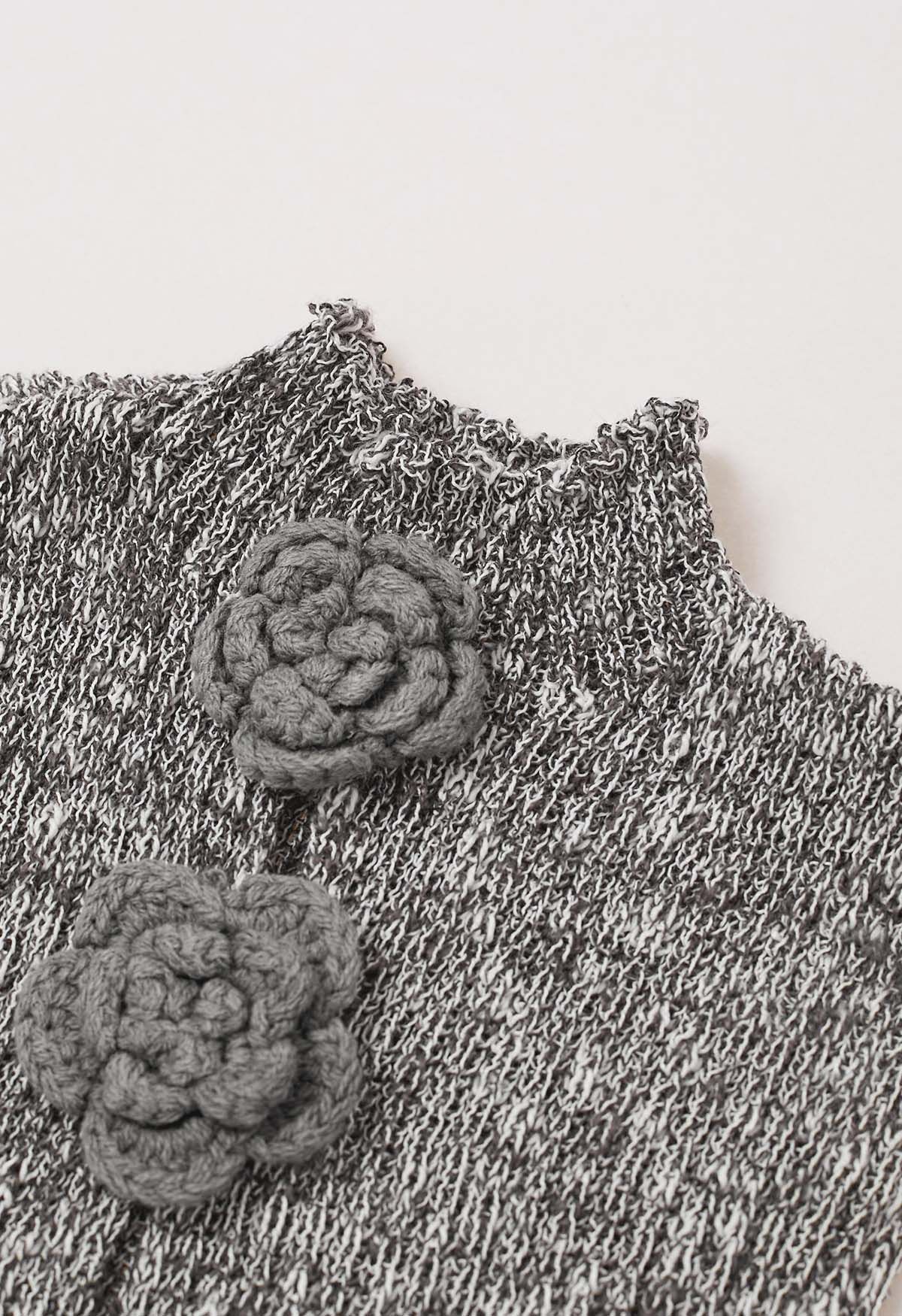 Top de punto sin mangas con flores de crochet 3D en gris