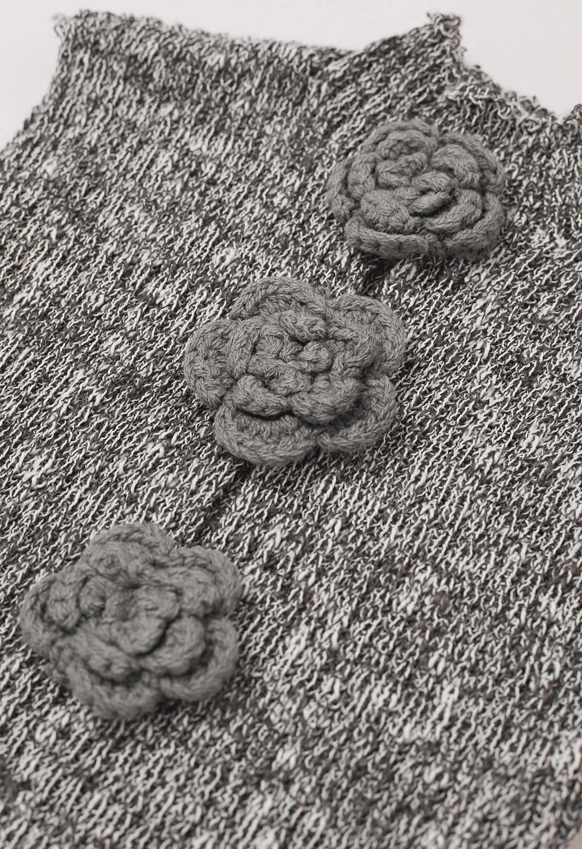 Top de punto sin mangas con flores de crochet 3D en gris