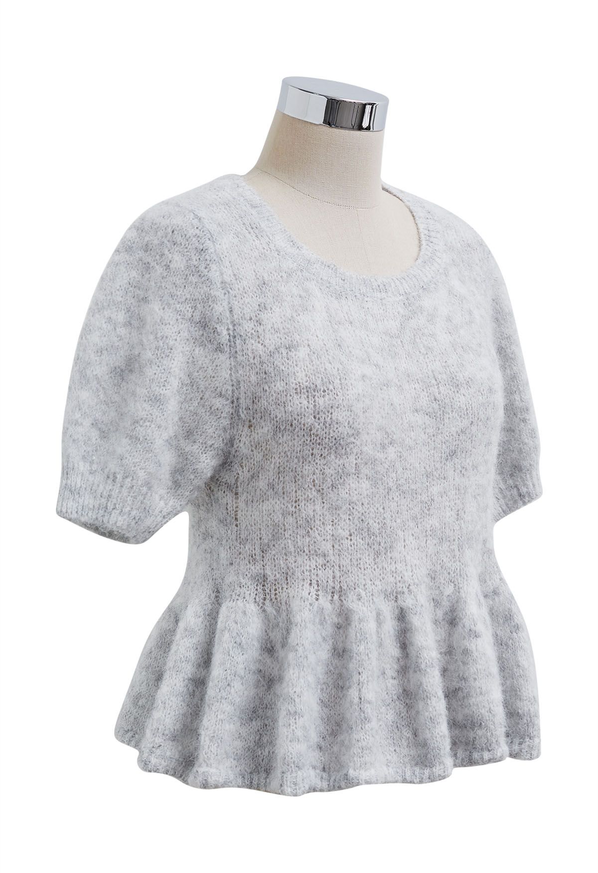 Top de punto peludo con escote peplum y detalle de volantes en gris