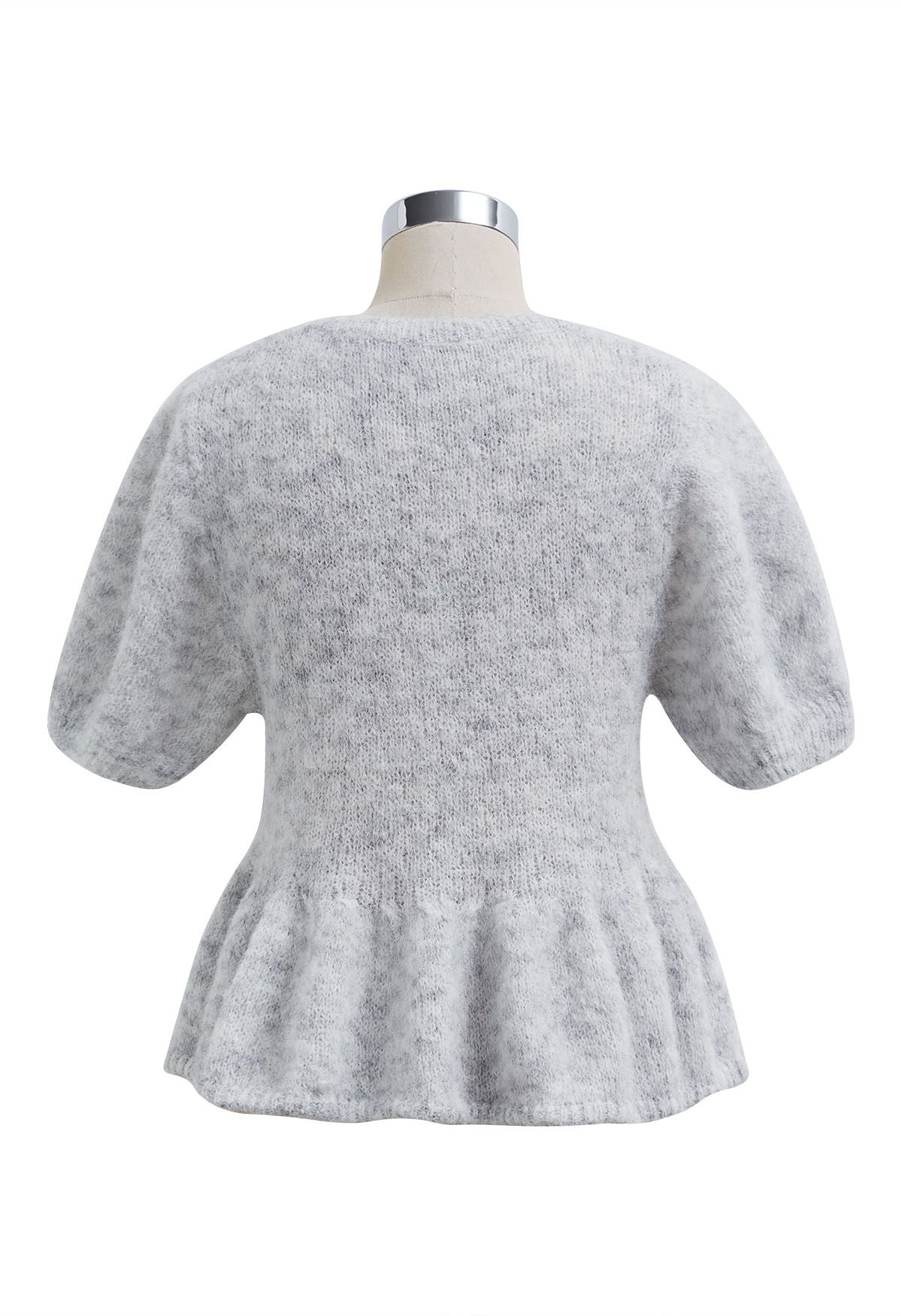 Top de punto peludo con escote peplum y detalle de volantes en gris