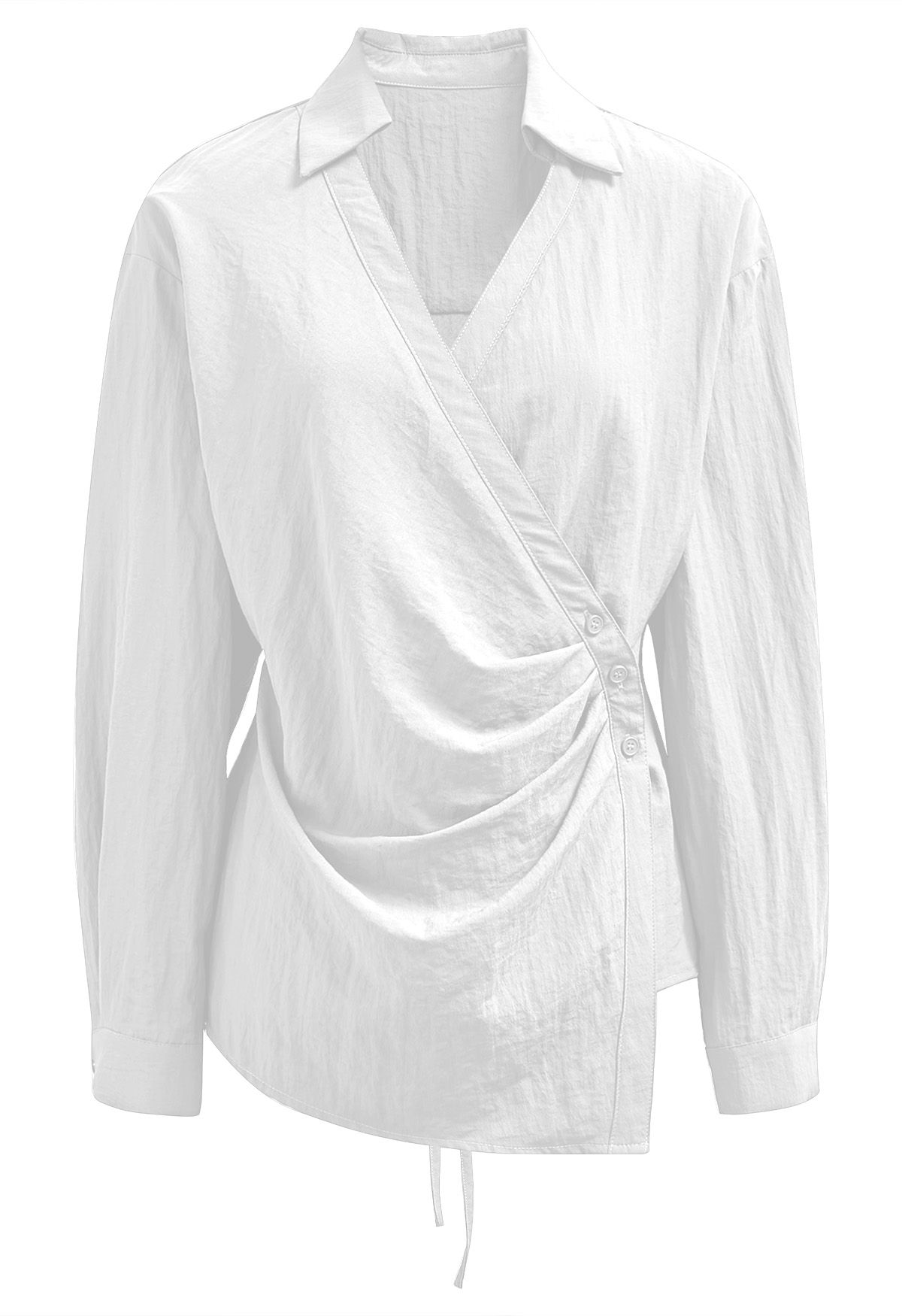 Camisa cruzada con botones y cuello con pliegues laterales en color blanco