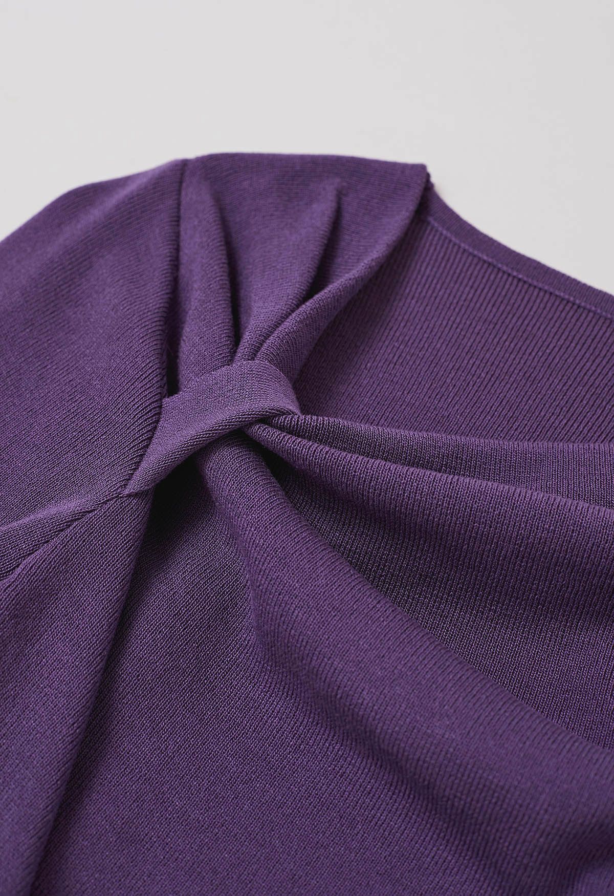 Blusa de punto con mangas largas fruncidas y nudo lateral en violeta