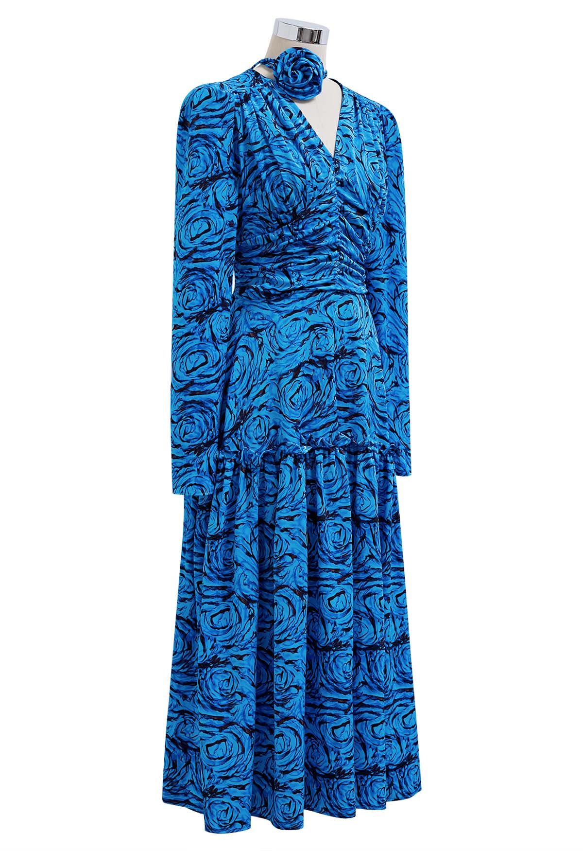 Fantástico vestido midi fruncido con escote en V y gargantilla en azul