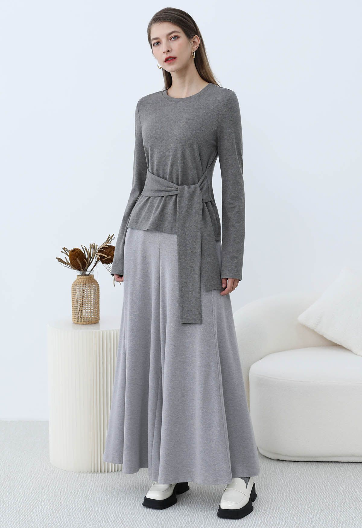 Pantalones acampanados Graceful Ease en color gris