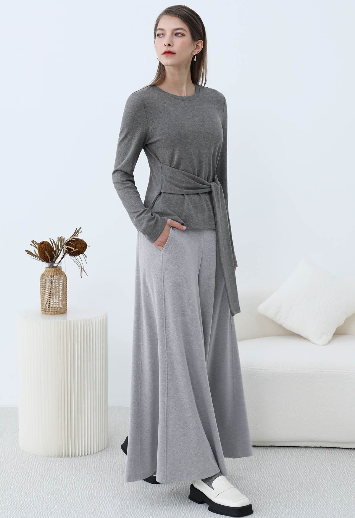 Pantalones acampanados Graceful Ease en color gris