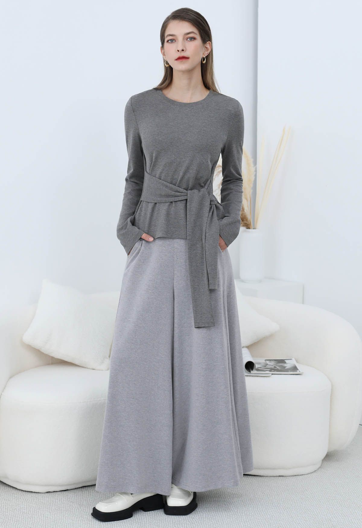 Pantalones acampanados Graceful Ease en color gris