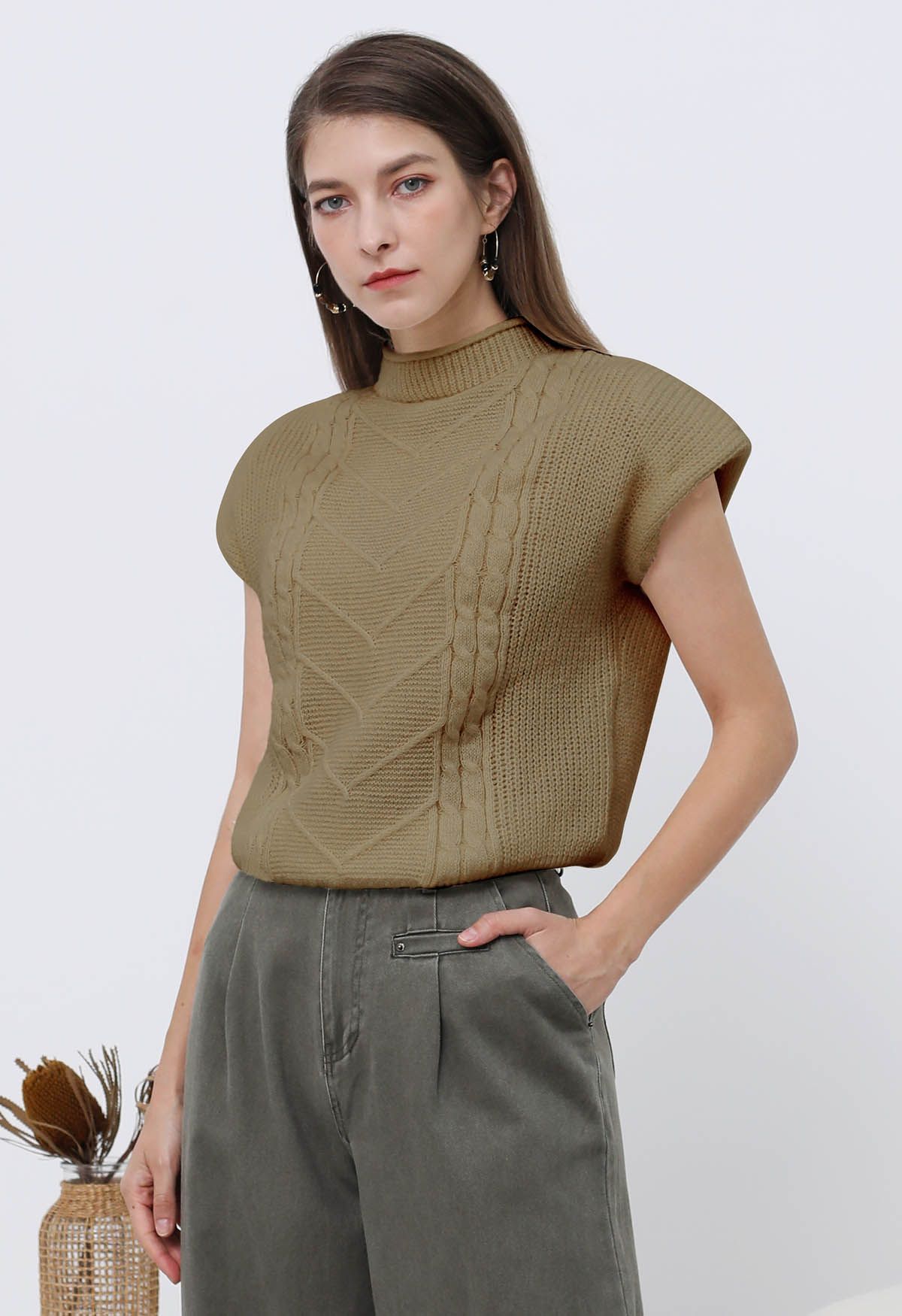 Top de punto trenzado con hombros acolchados y cuello alto en color camel