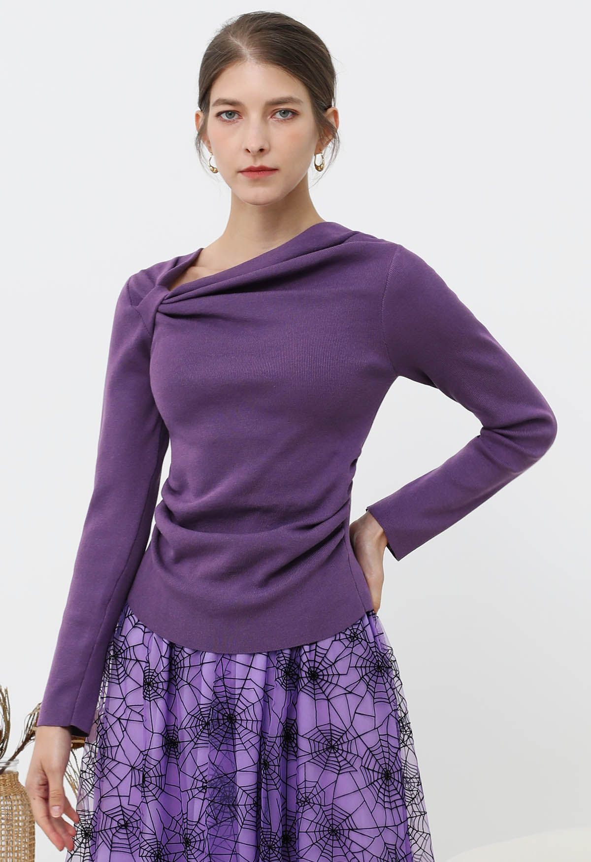 Blusa de punto con mangas largas fruncidas y nudo lateral en violeta