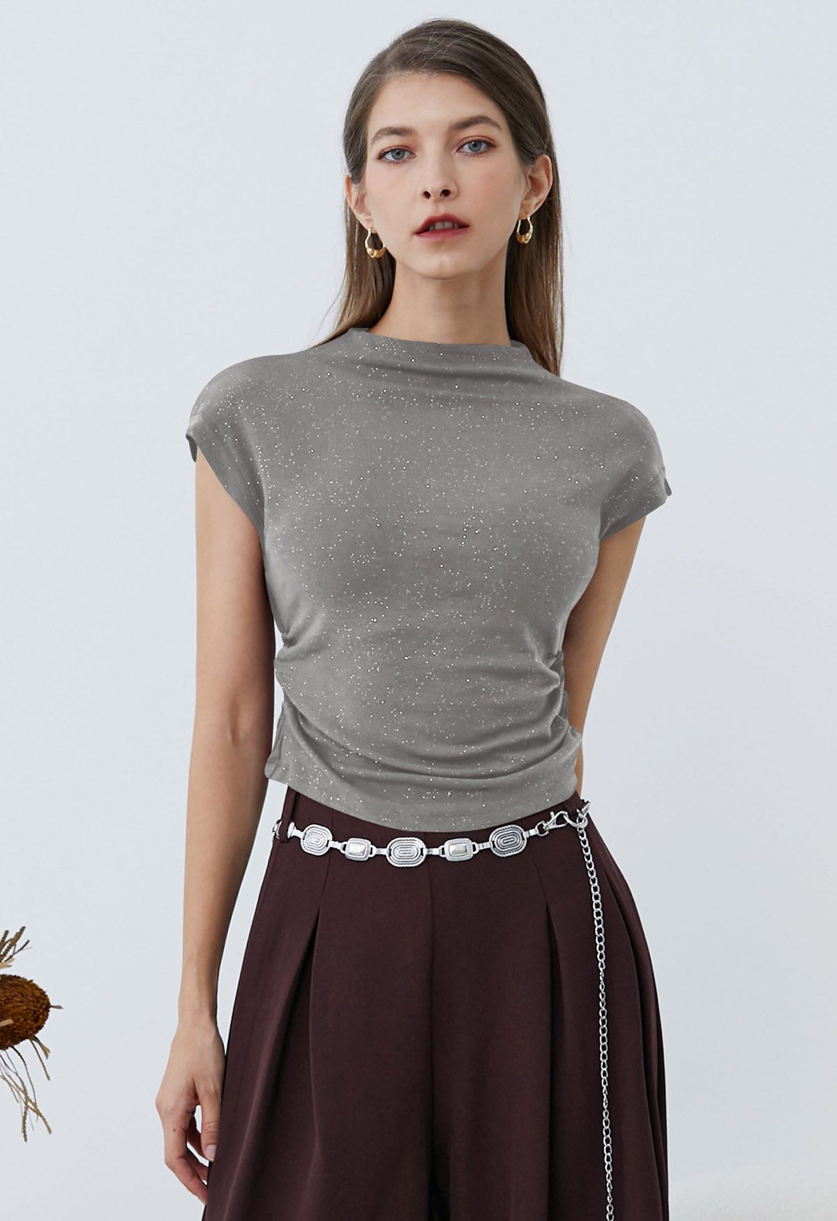 Blusa con mangas cortas y cintura fruncida brillante en gris