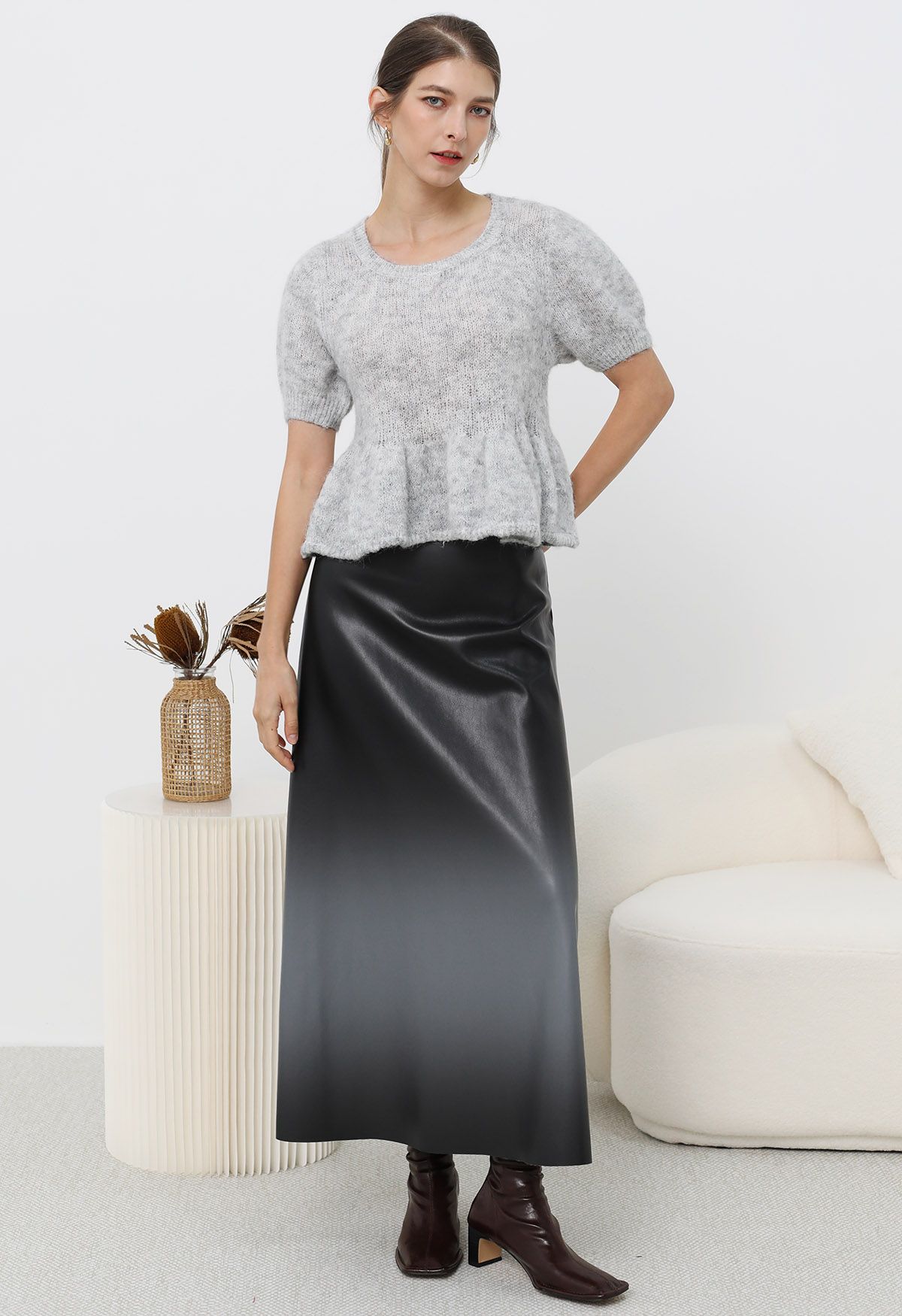 Top de punto peludo con escote peplum y detalle de volantes en gris