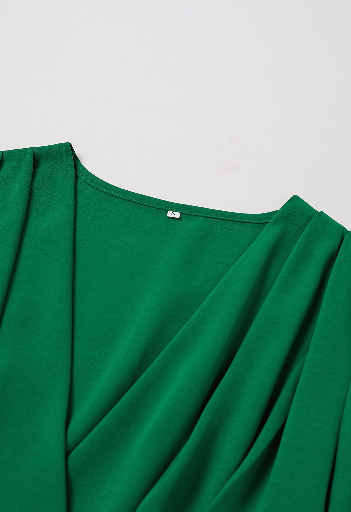 Vestido midi con pliegues elegantes, cruzado y cinturón en verde