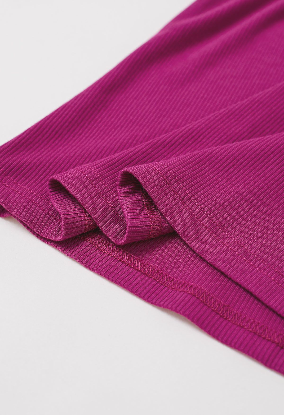 Blusa de manga larga con cuello alto y efecto cruzado en color magenta