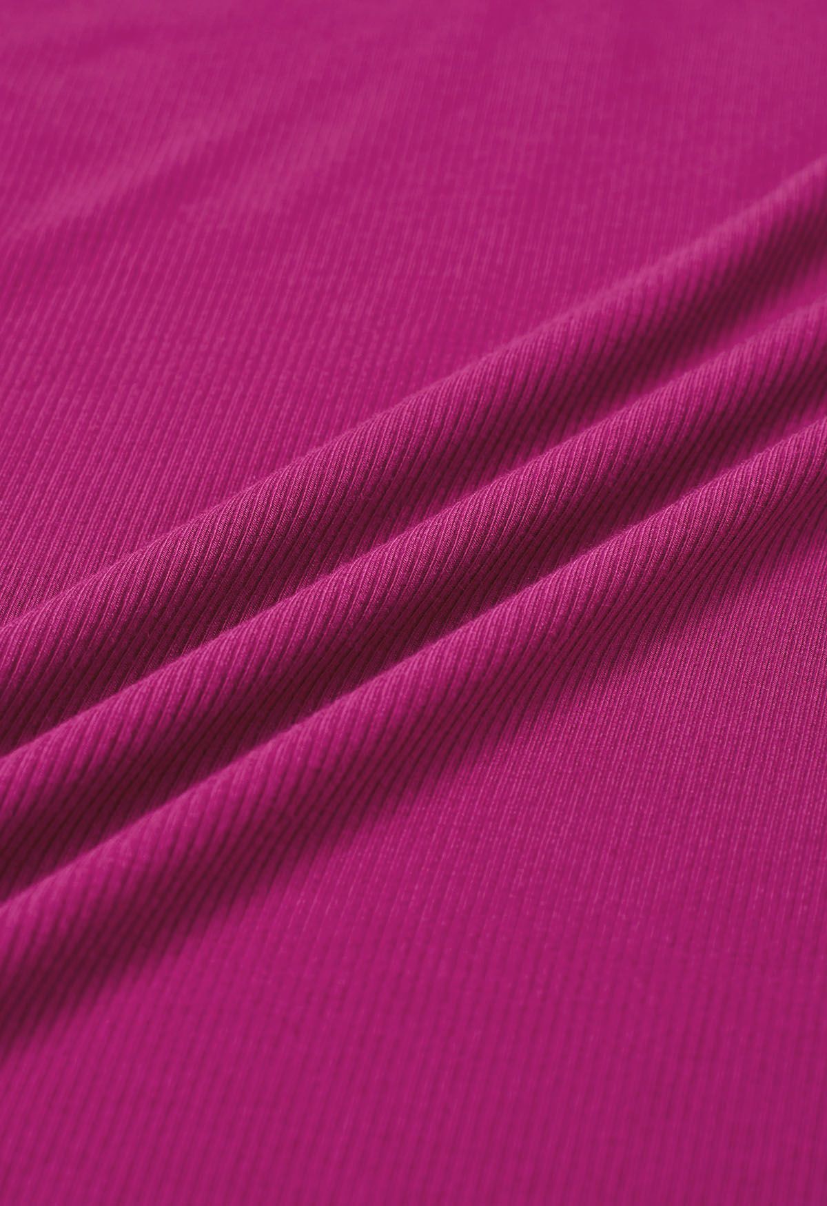 Blusa de manga larga con cuello alto y efecto cruzado en color magenta