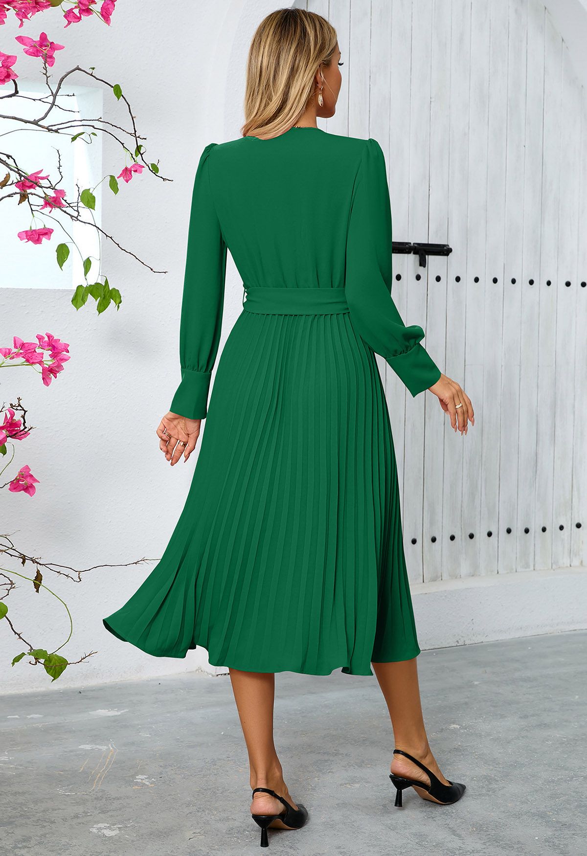 Vestido midi con pliegues elegantes, cruzado y cinturón en verde