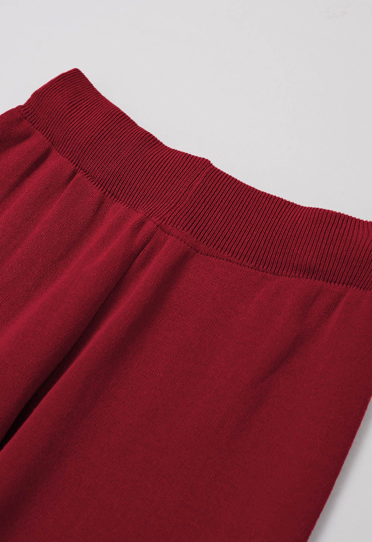 Conjunto de pantalón y cárdigan de punto con bolsillos de parche y botones dorados en rojo