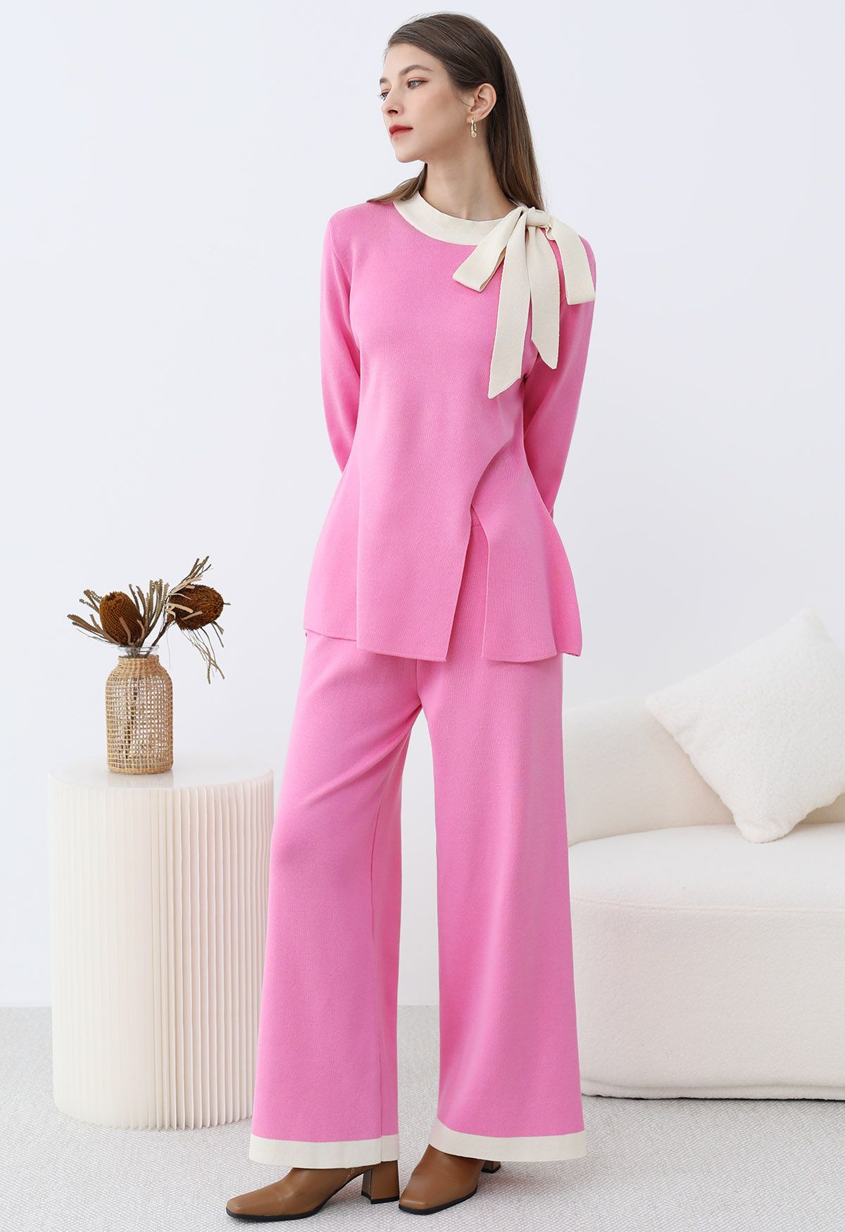 Conjunto de suéter y pantalón de punto con lazo y bordes en contraste en rosa caramelo