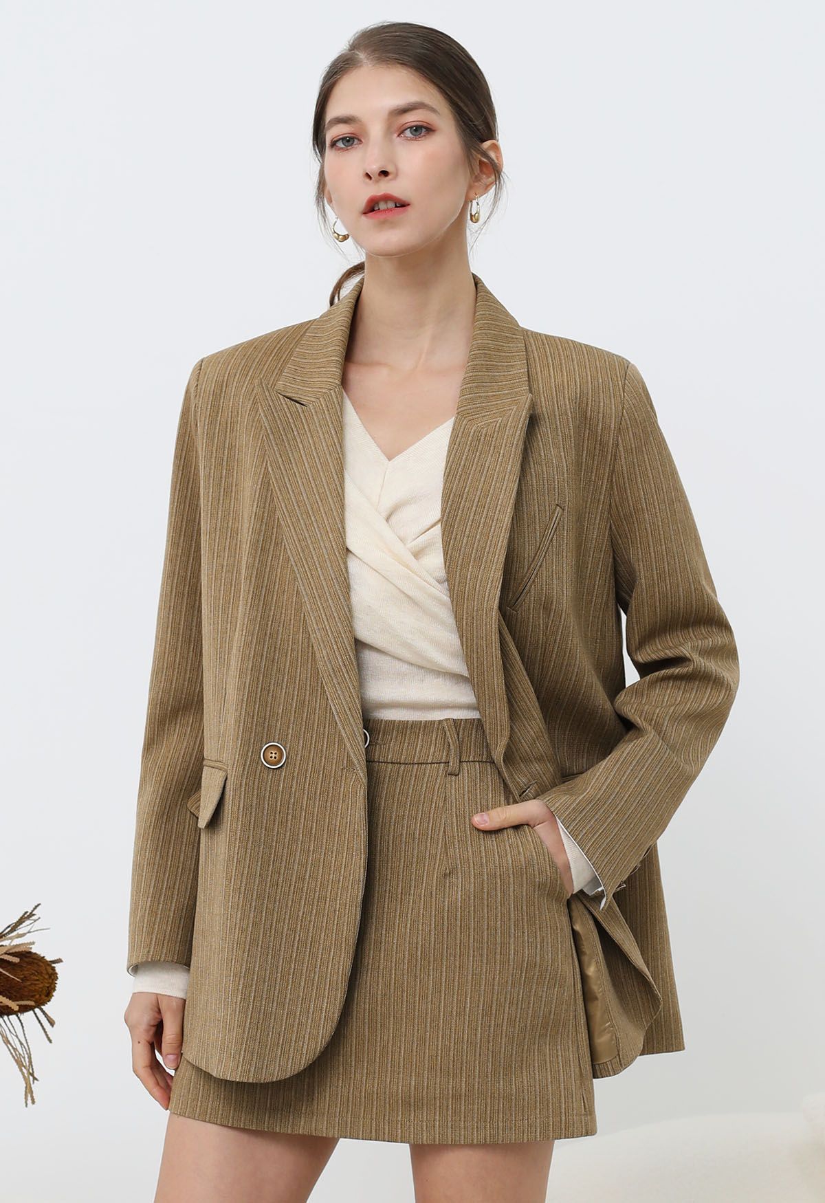 Blazer oversize con hombreras acolchadas y rayas Everlasting en color camel