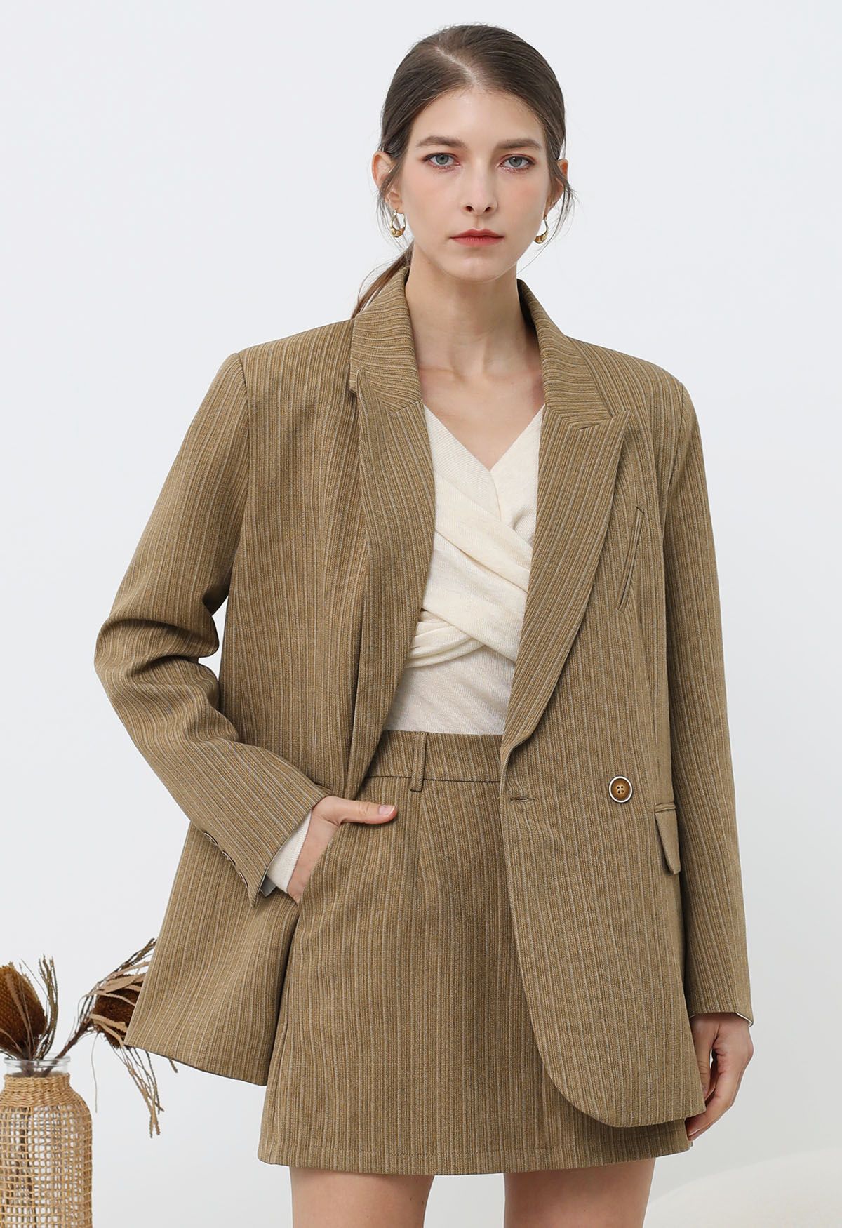 Blazer oversize con hombreras acolchadas y rayas Everlasting en color camel