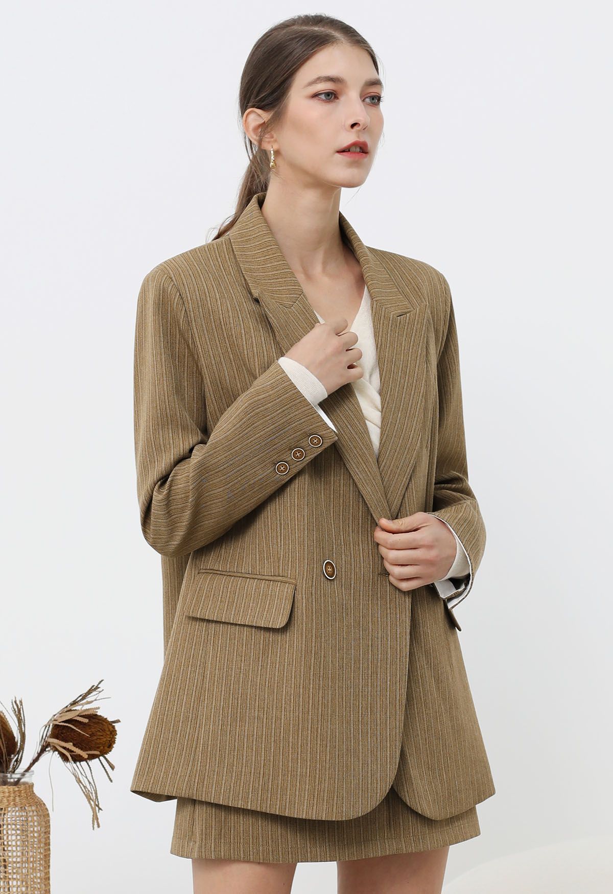 Blazer oversize con hombreras acolchadas y rayas Everlasting en color camel