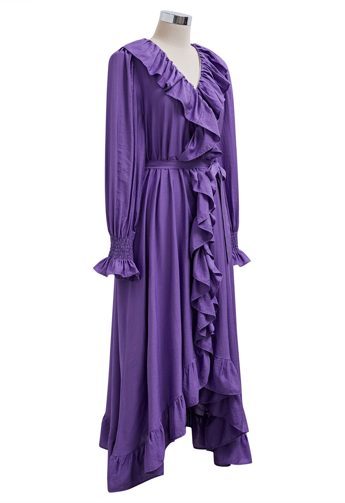 Vestido midi asimétrico con volantes y botones en morado