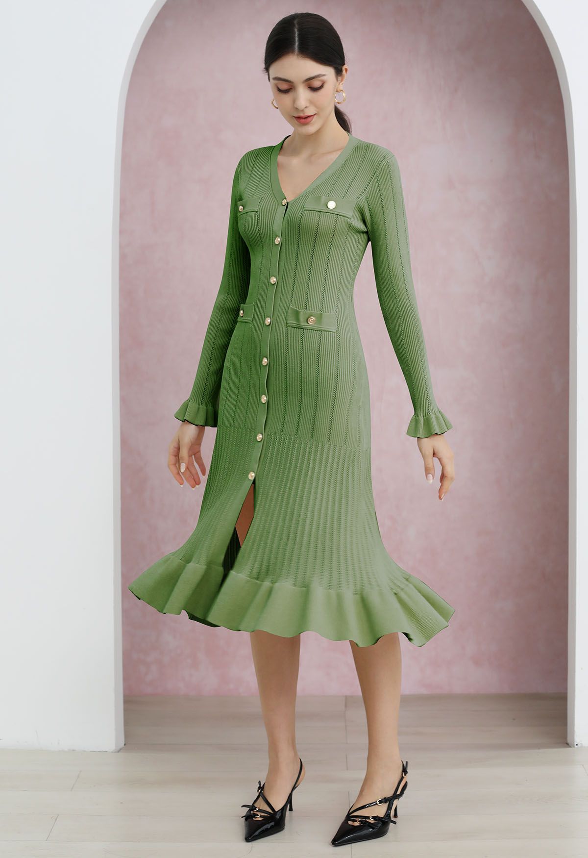 Vestido de punto calado con botones, escote en V y volantes elegantes en verde