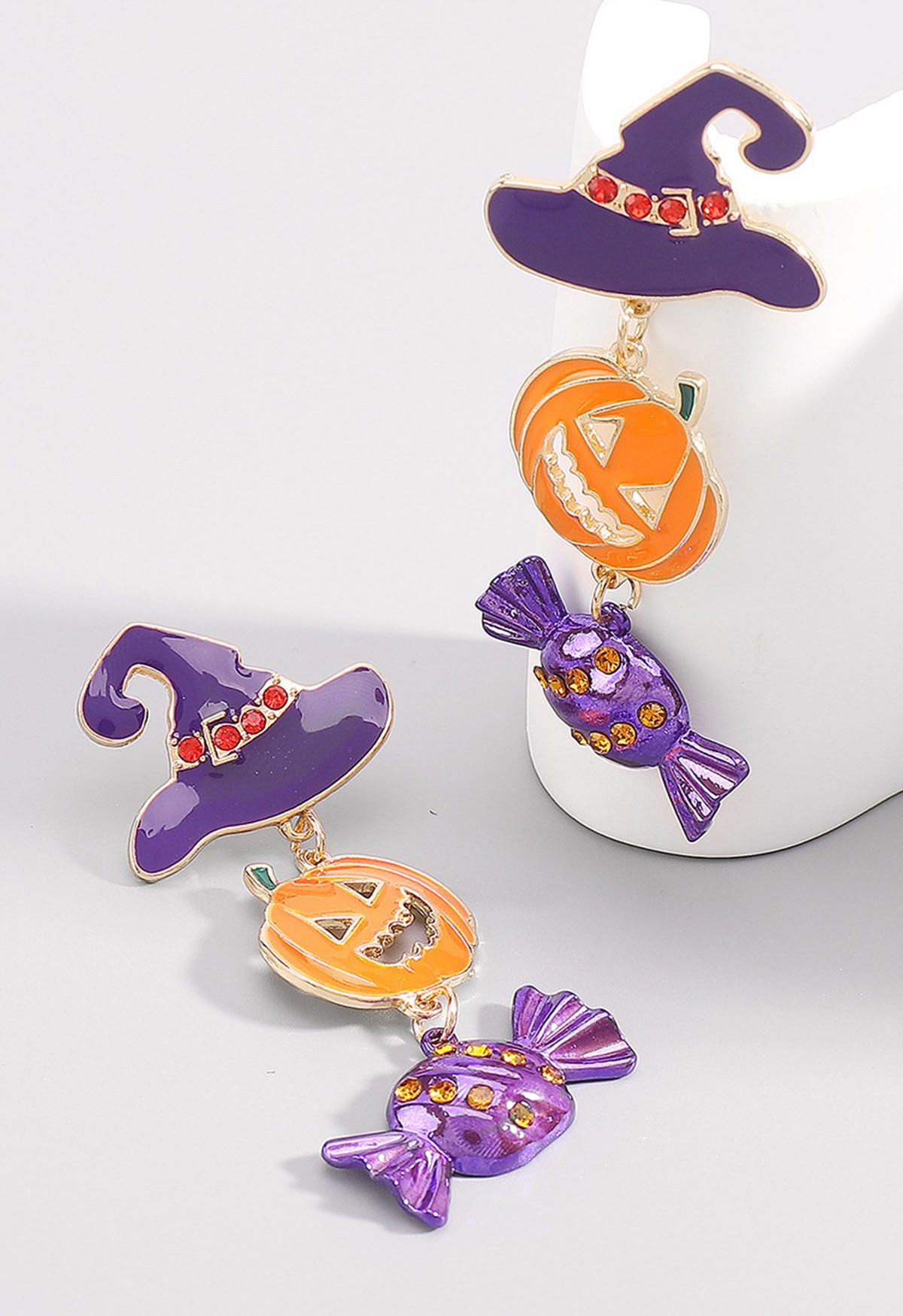 Pendientes de calabaza con forma de sombrero de bruja y caramelo en color morado