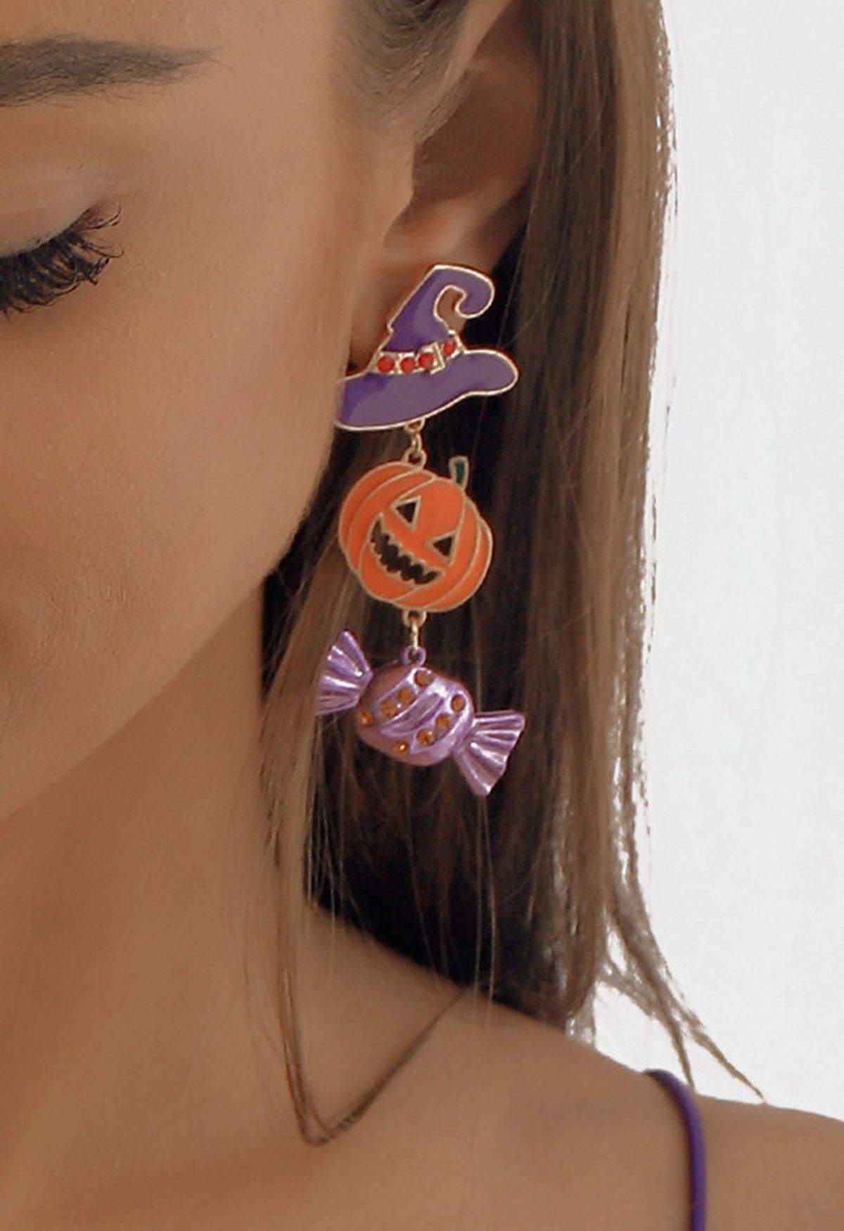 Pendientes de calabaza con forma de sombrero de bruja y caramelo en color morado