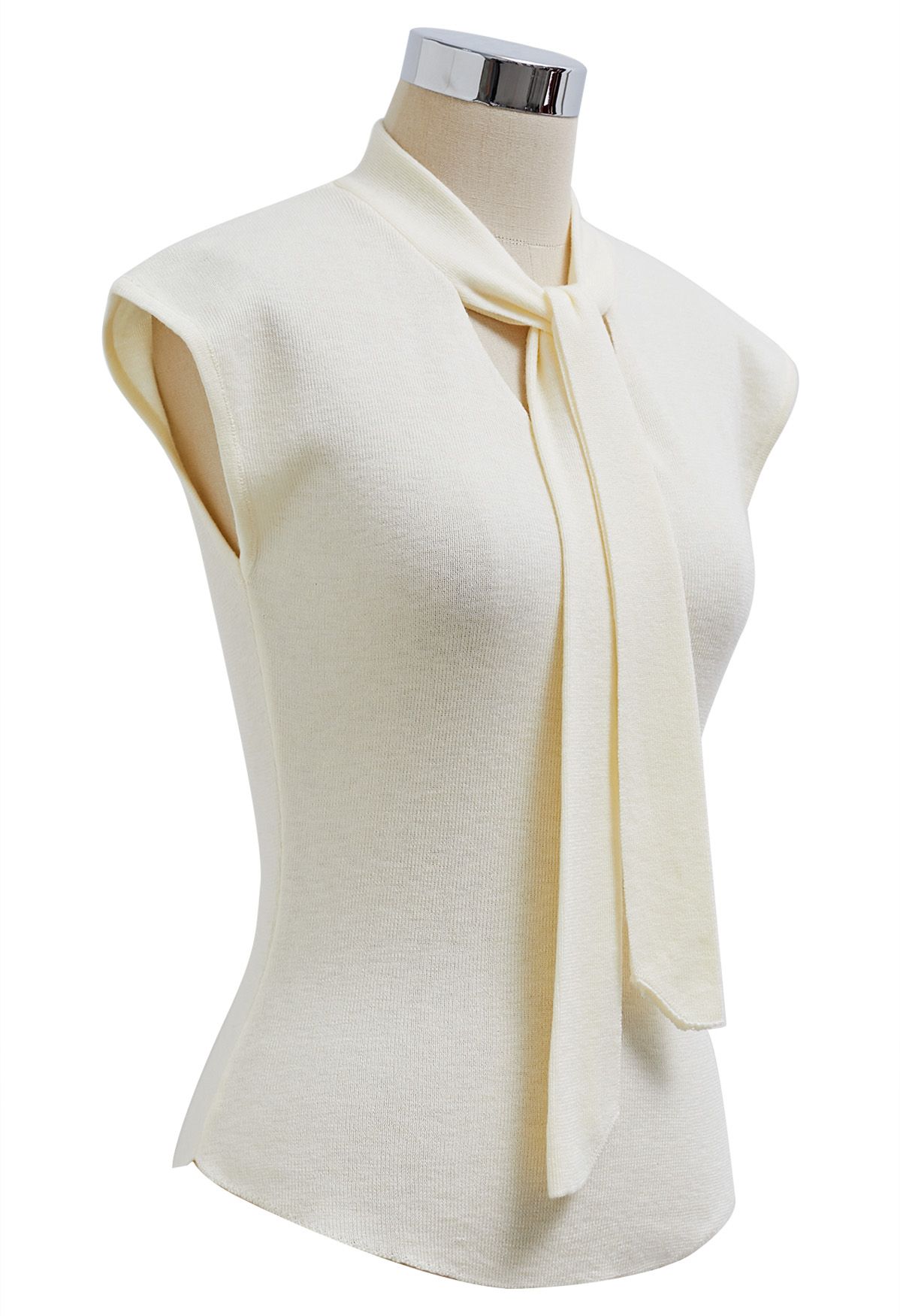 Blusa de punto con mangas cortas y escote con lazo en color crema