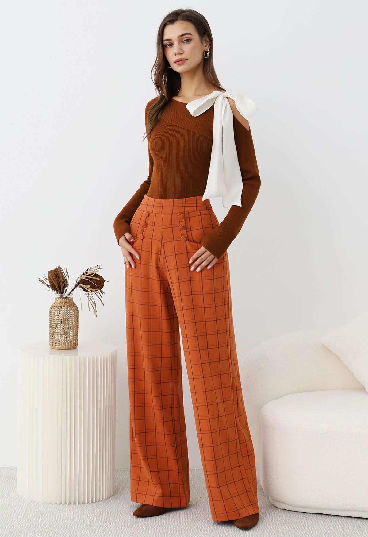 Pantalones rectos con botones y estampado de cuadrícula en color naranja