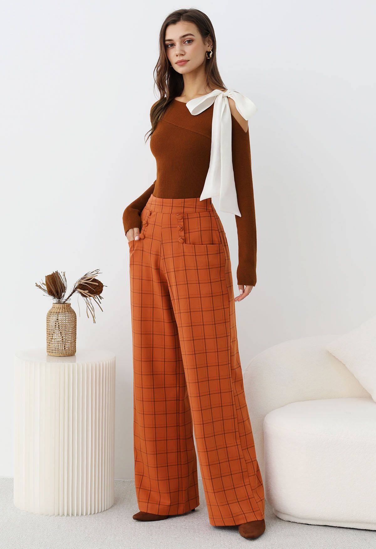 Pantalones rectos con botones y estampado de cuadrícula en color naranja