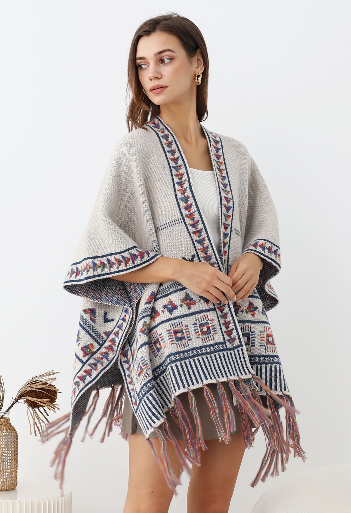 Poncho de punto con flecos Boho Wanderer en color marfil