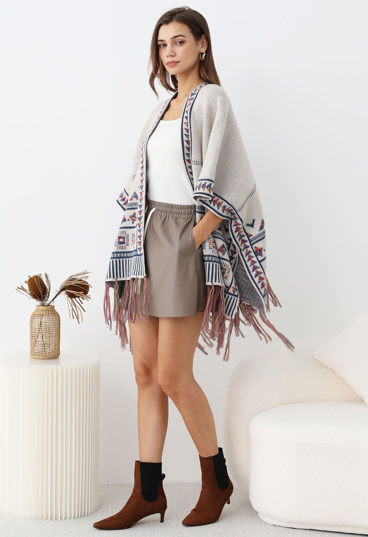 Poncho de punto con flecos Boho Wanderer en color marfil