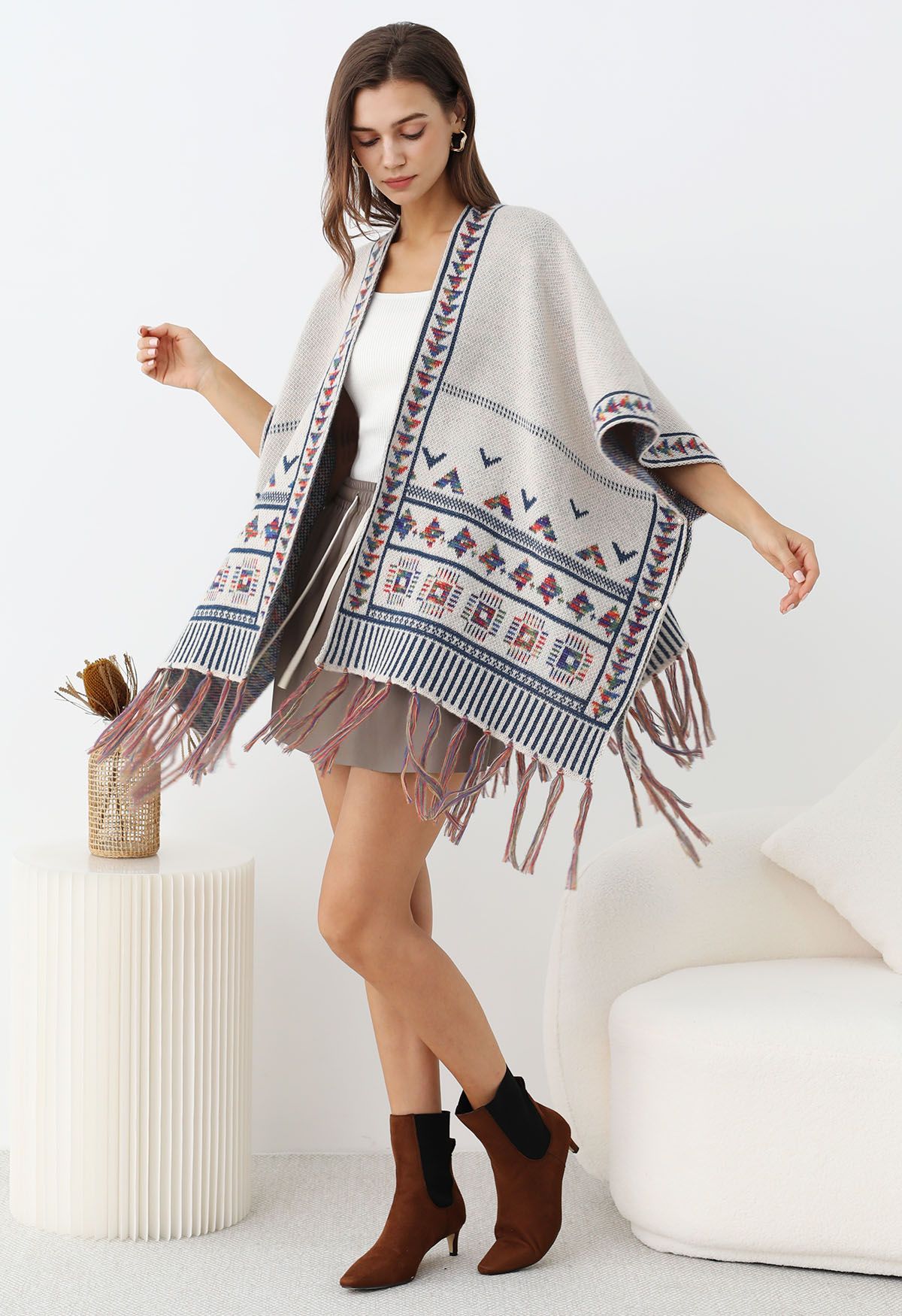 Poncho de punto con flecos Boho Wanderer en color marfil