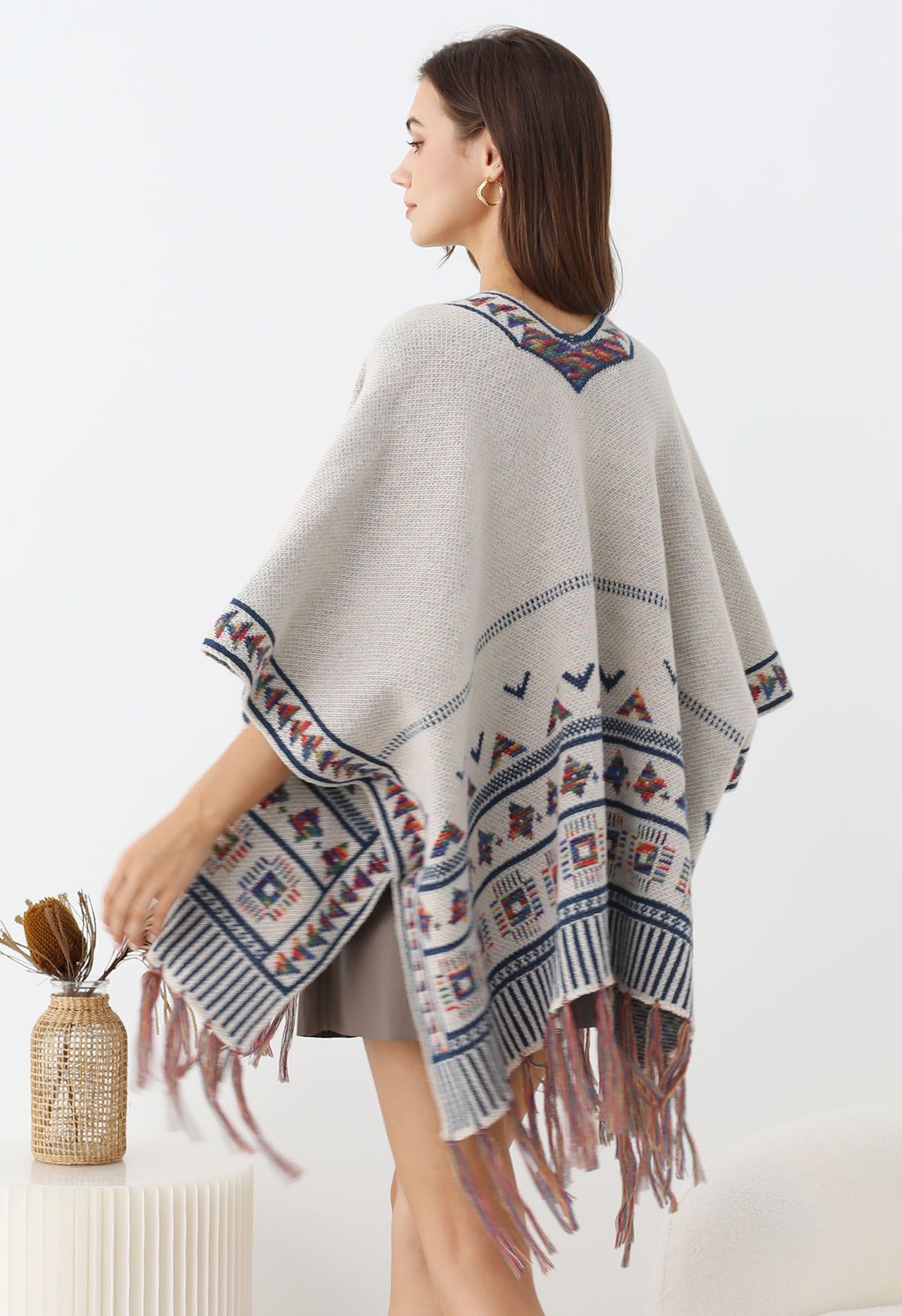 Poncho de punto con flecos Boho Wanderer en color marfil