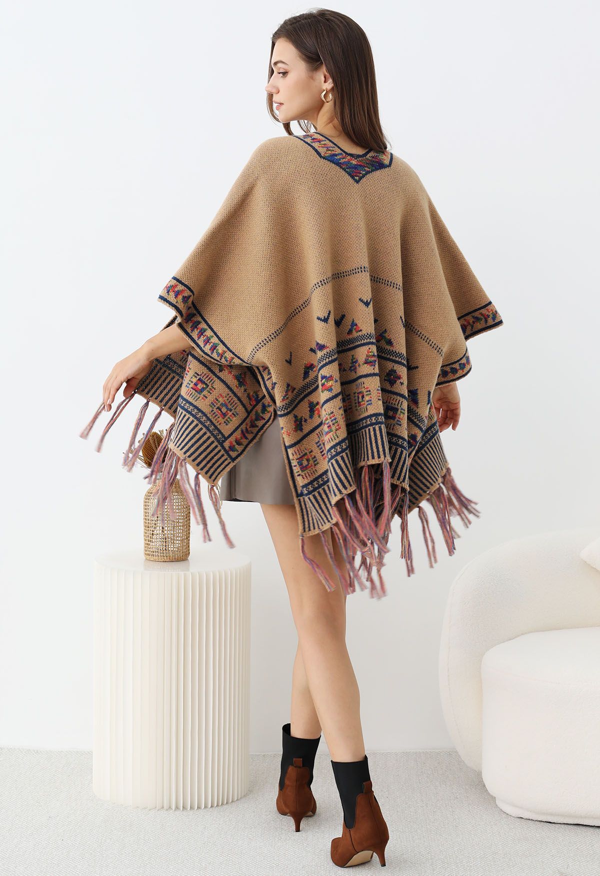 Poncho de punto con flecos Boho Wanderer en color camel