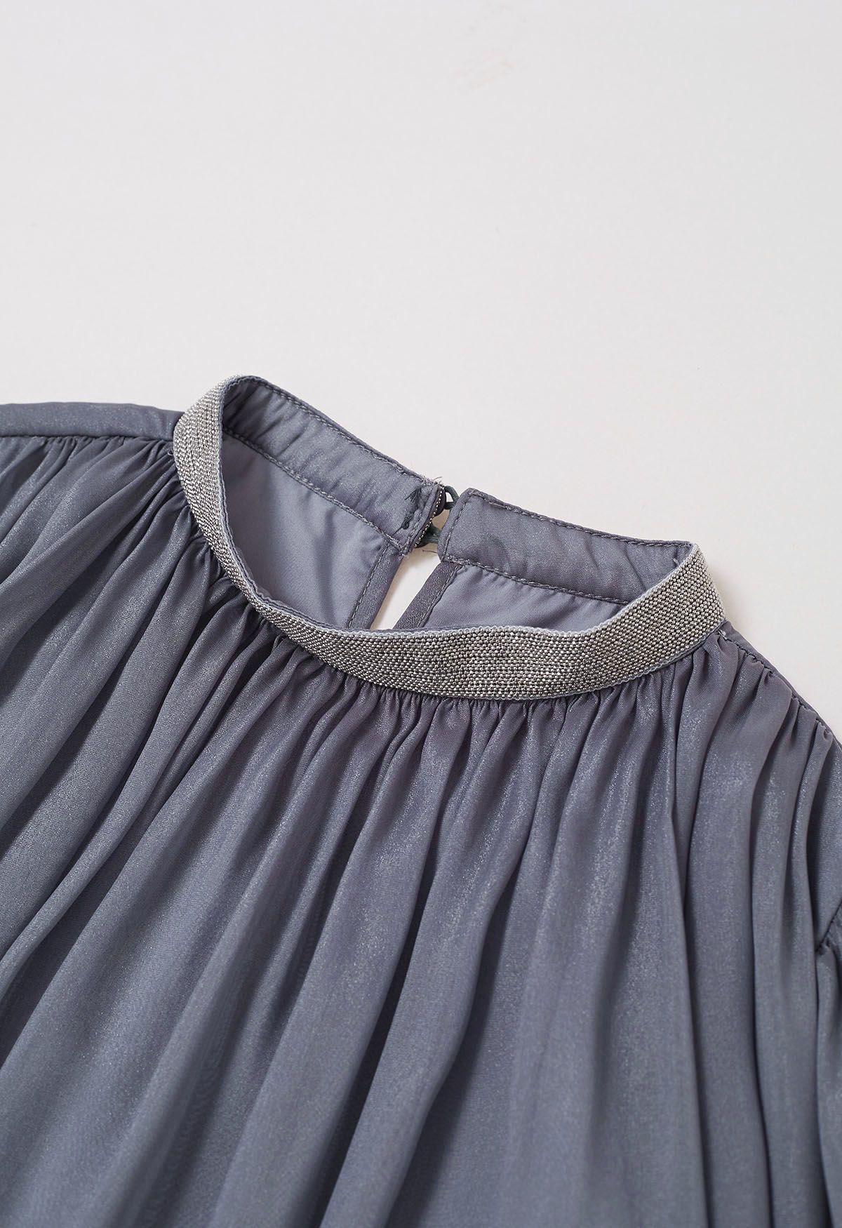 Blusa transparente con escote de cuentas brillantes en gris