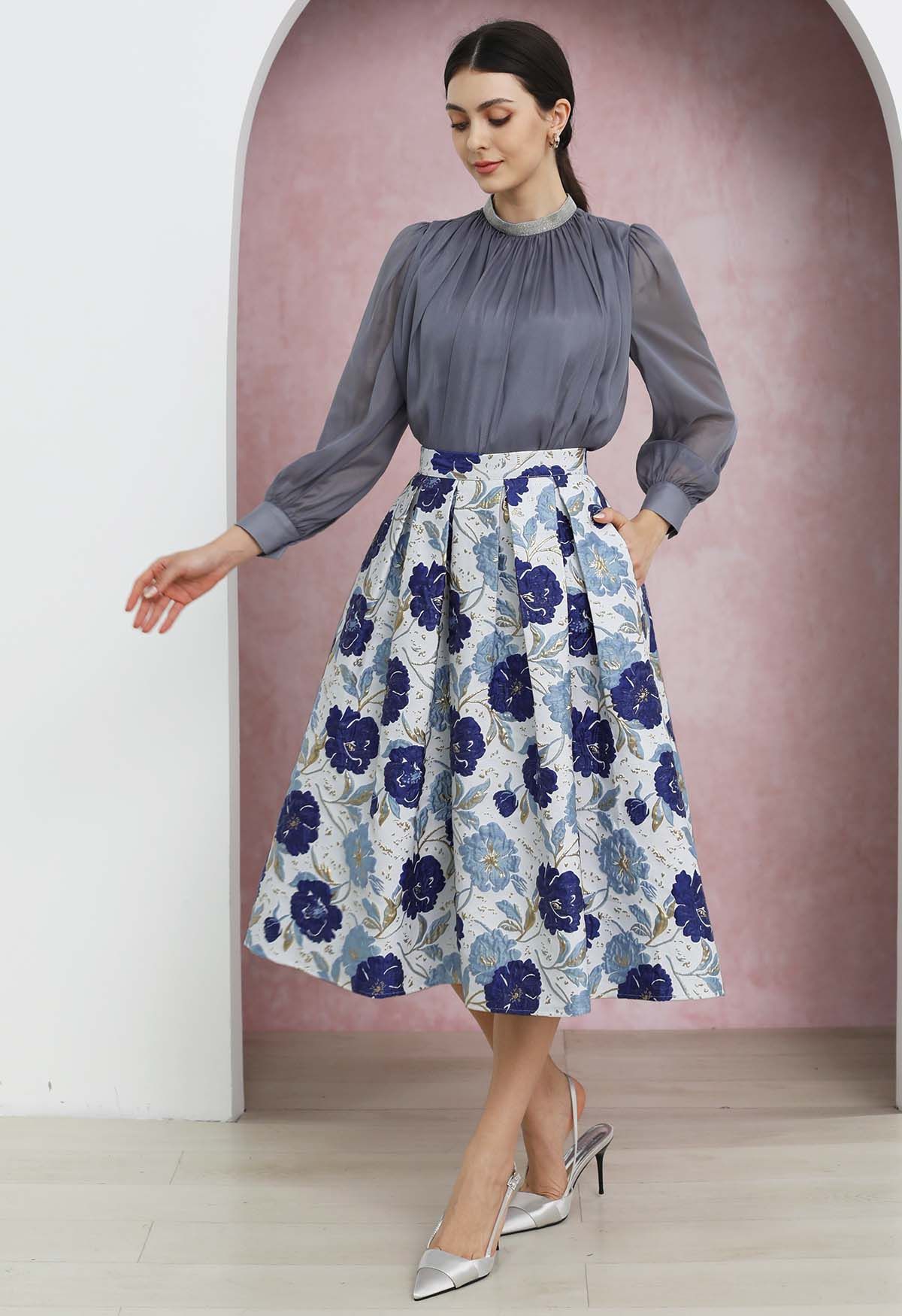 Falda midi plisada con vuelo y estampado floral en jacquard en índigo