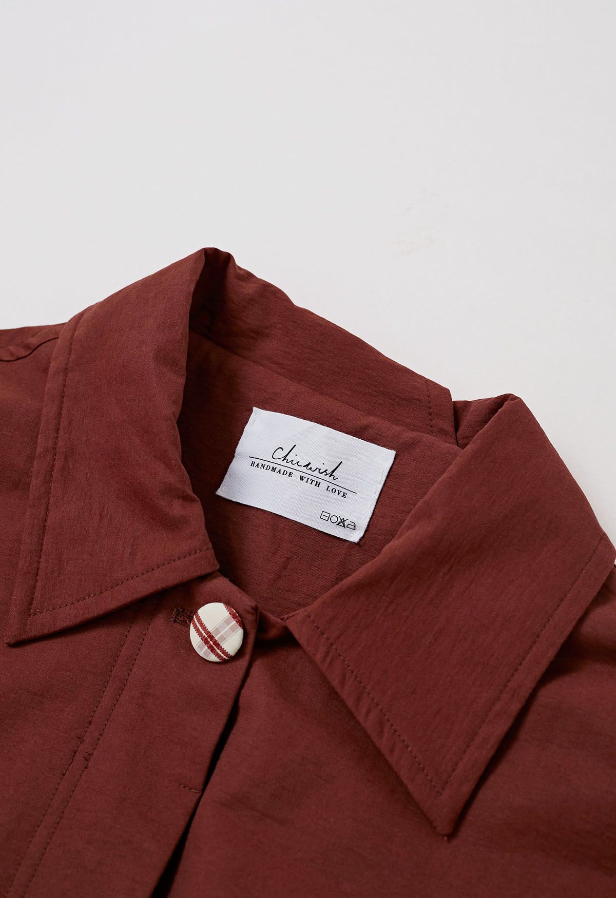 Gabardina con botones y puños a cuadros de estilo moderno en rojo