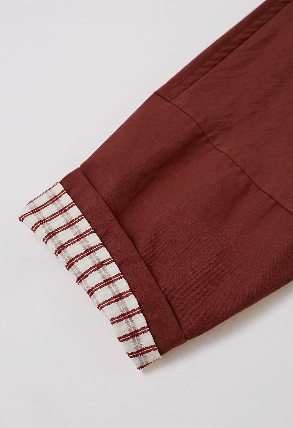 Gabardina con botones y puños a cuadros de estilo moderno en rojo