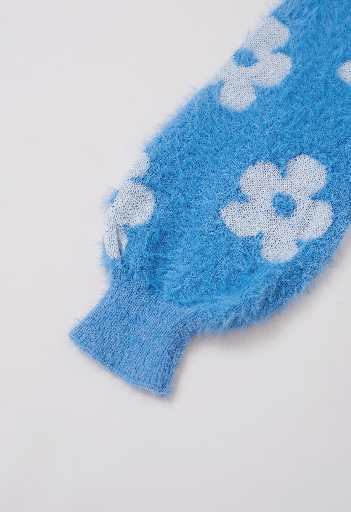 Cárdigan de punto peludo con flores adorables en azul