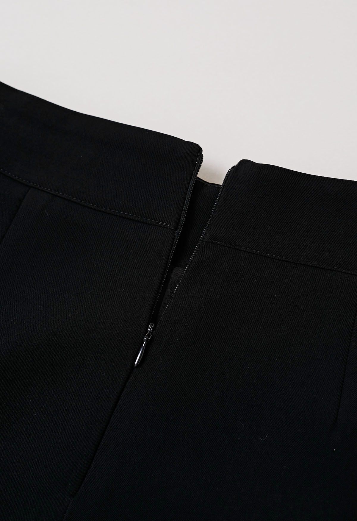 Pantalones cortos con solapa y botones dorados de Urban Ease en negro